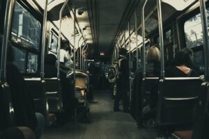 看護師が地方で車なし通勤をする場合、どのようにできる？