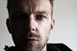 訪問看護師になるにはどんな資格やスキルが必要ですか？
